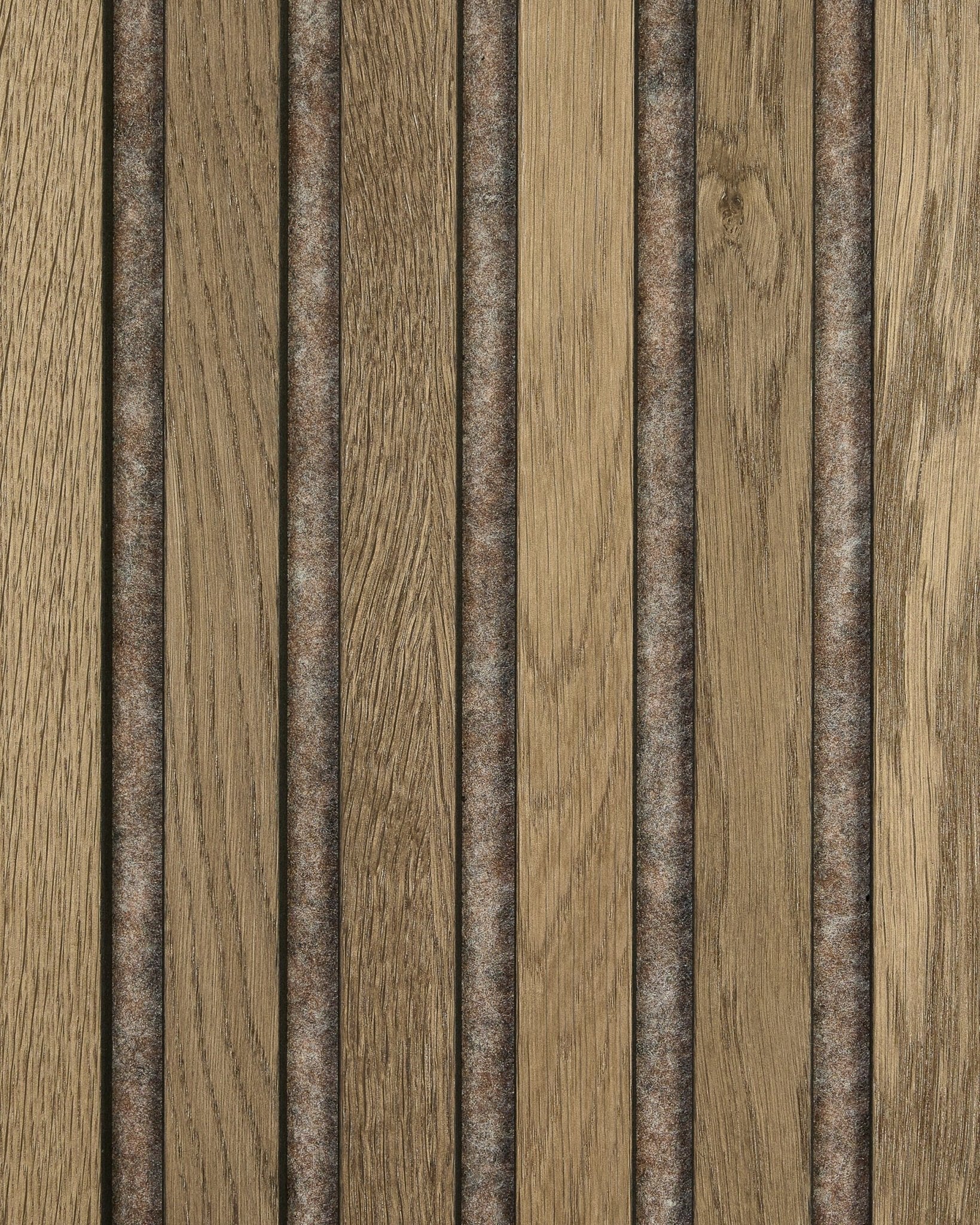 WoodUpp Akupanel-prøve i Grey Oak, med vertical akustiske trepaneler med naturlig årring, teksturert brown-finish og mørke filtstriper mellom lamellene.